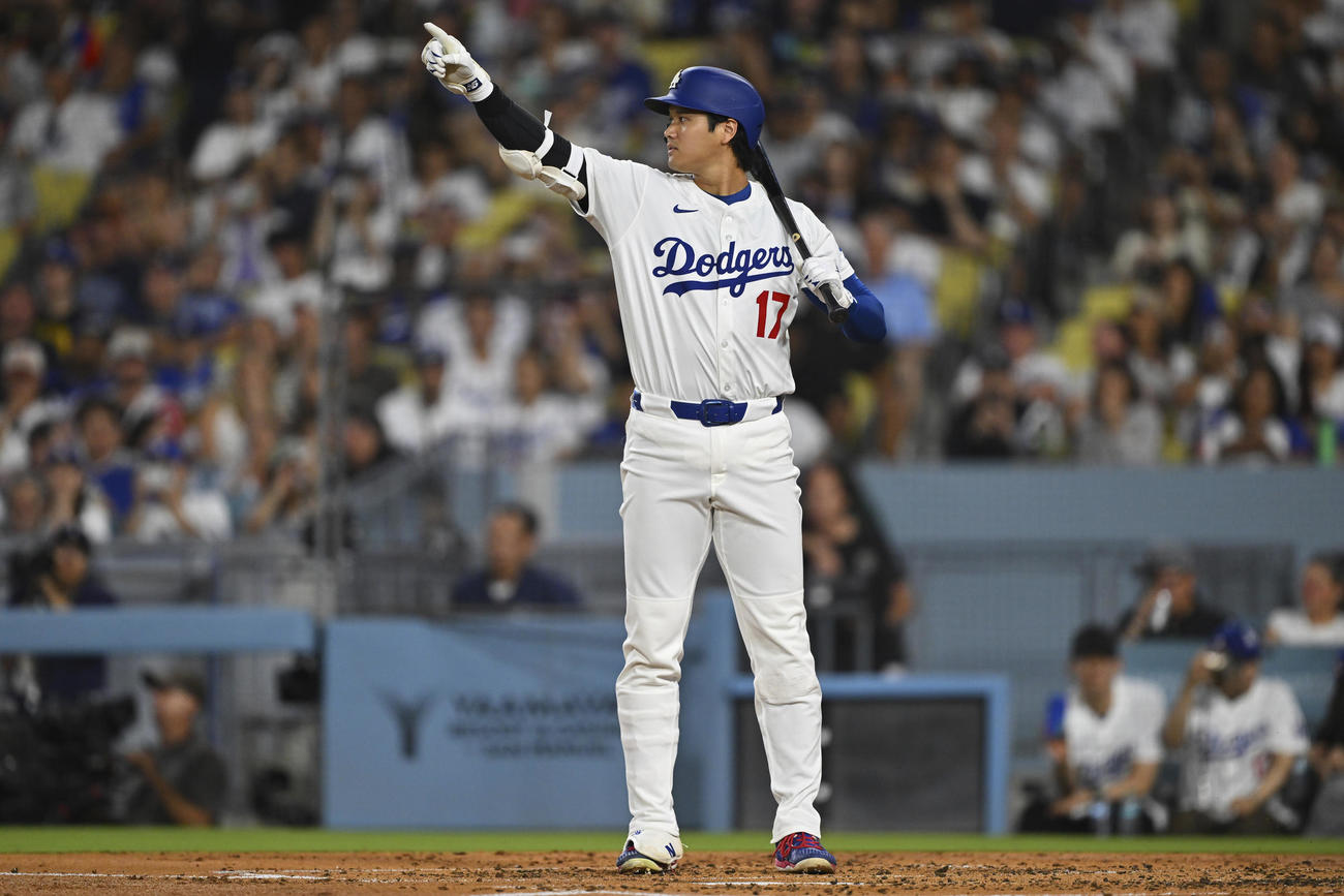 ドジャース大谷翔平はレッズ戦第２打席、ワイルドピッチ後に一塁走者ロハスに進塁の合図を送った（AP)