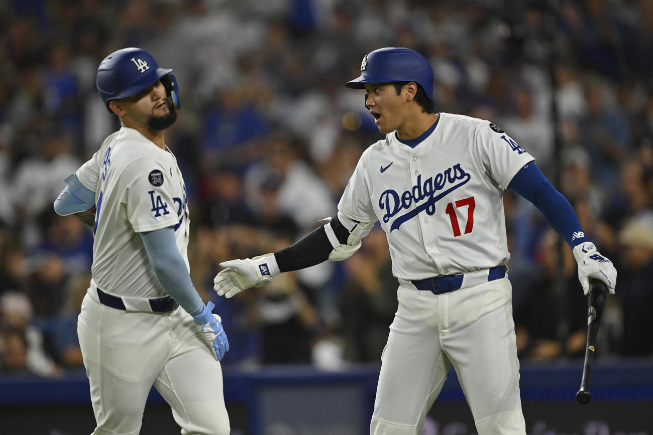 ドジャース大谷翔平（右）はレッズ戦３回に先制ソロ本塁打を放ったパヘスを出迎えた（AP)