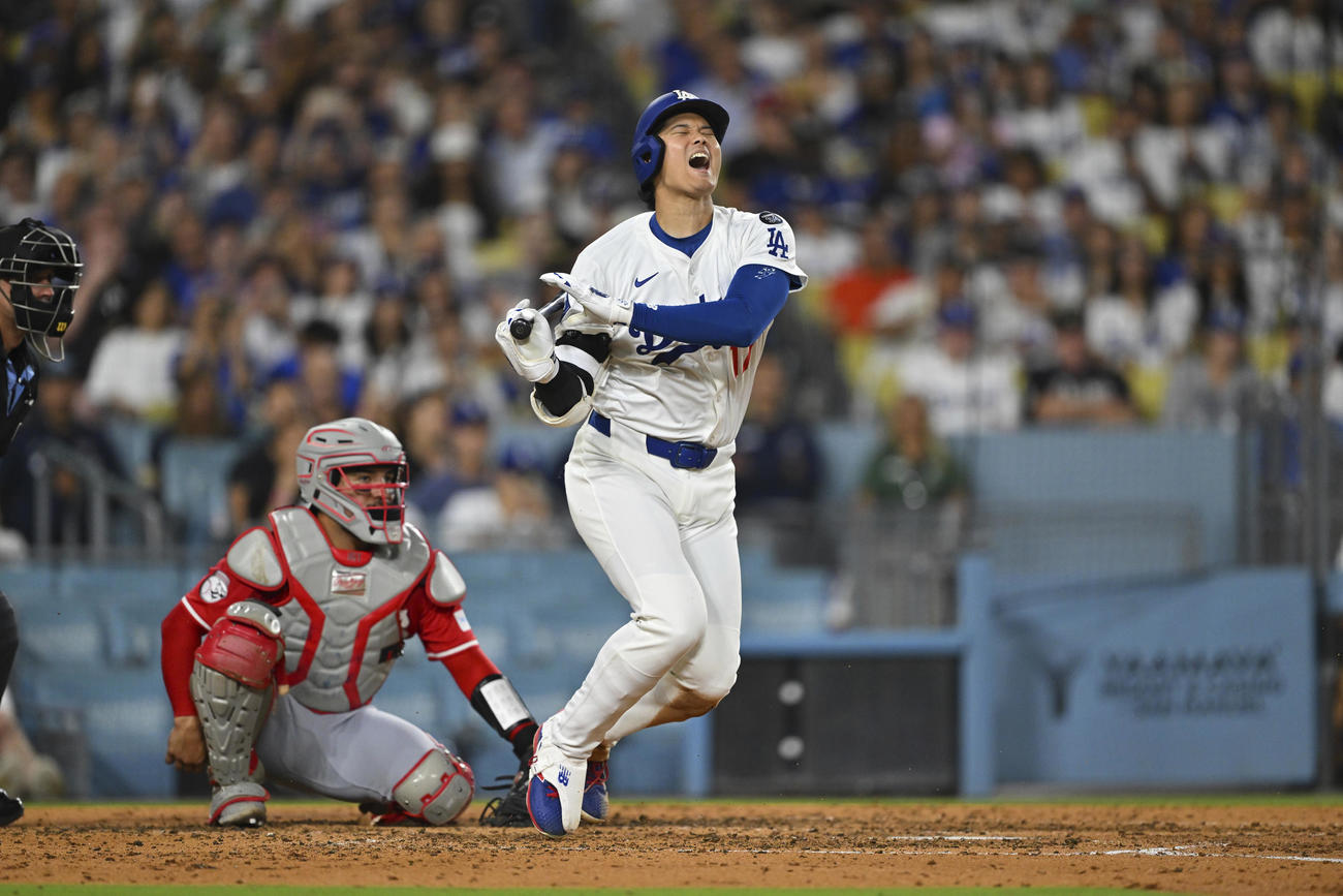 ドジャース大谷翔平はレッズ戦第３打席、自打球に顔をゆがめる（AP)
