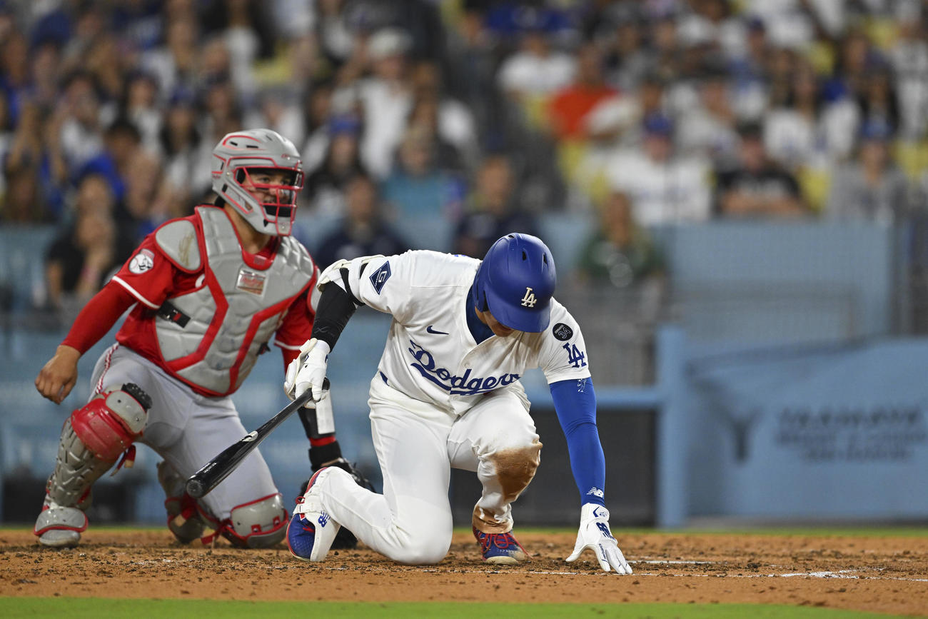 ドジャース大谷翔平はレッズ戦第３打席、自打球が当たって倒れ込む（AP)