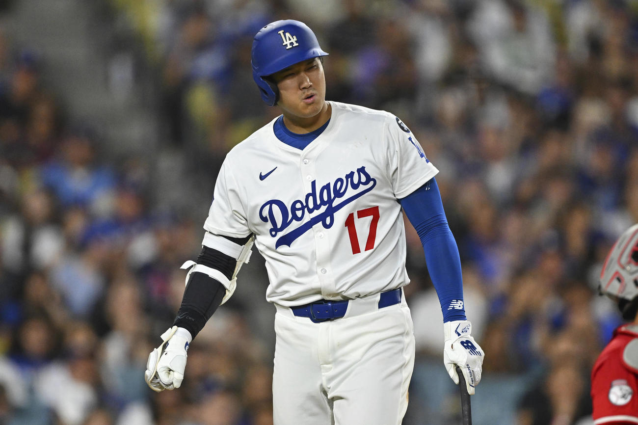 ドジャース大谷翔平はレッズ戦第３打席、自打球に顔をゆがめる（AP)
