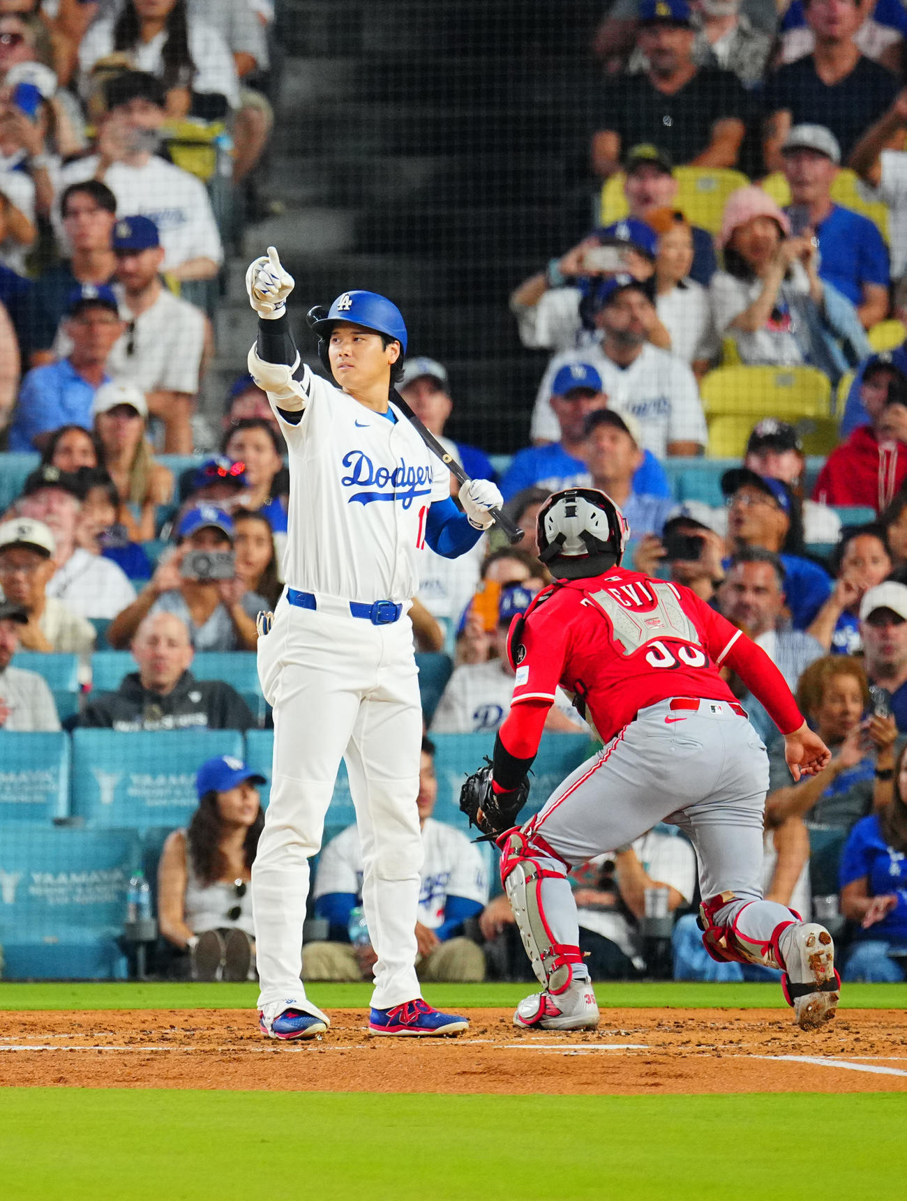 ドジャース対レッズ　3回裏ドジャース無死一塁、暴投を避け進塁を促す大谷（撮影・垰建太）