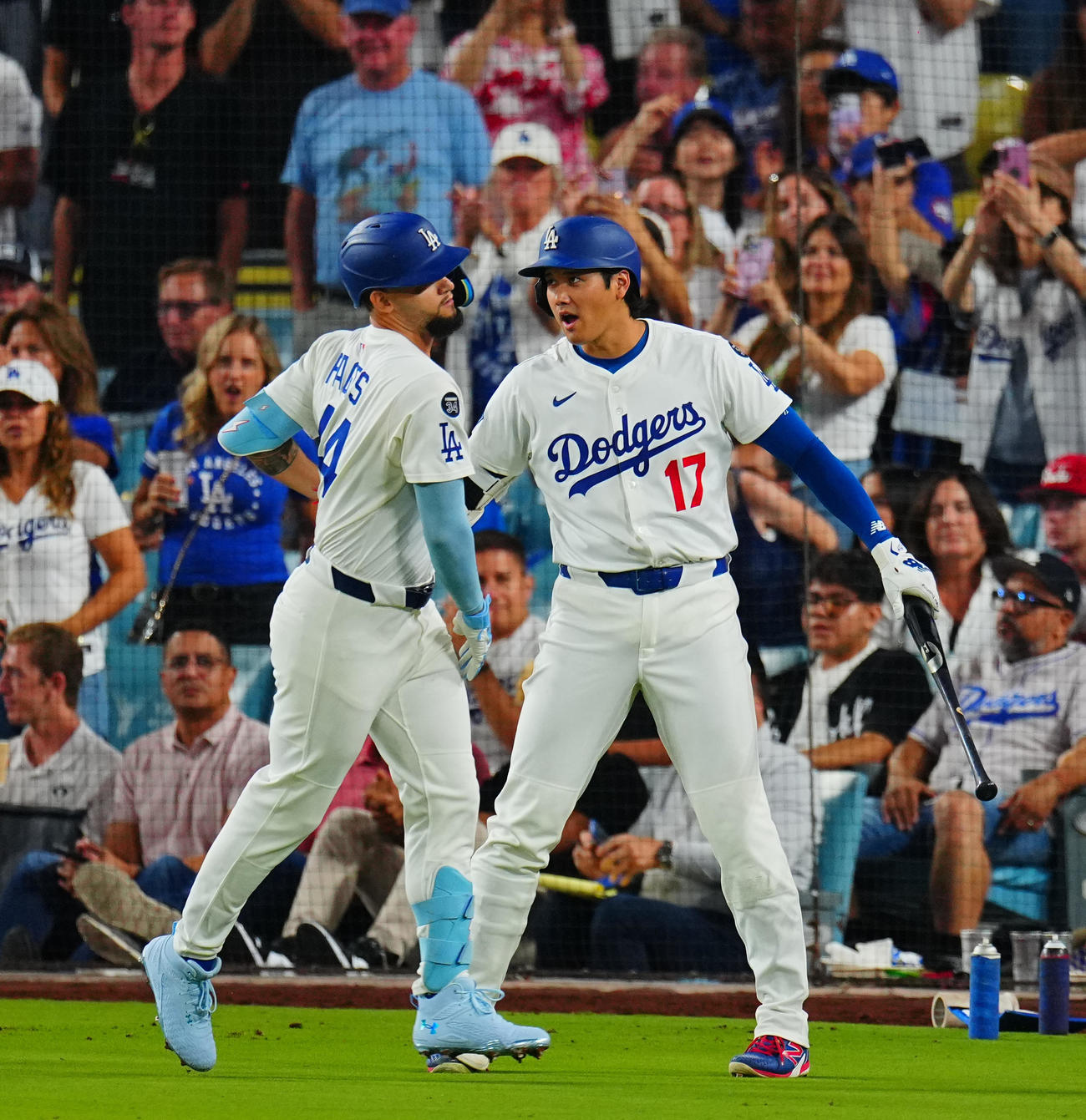ドジャース対レッズ　3回裏ドジャース無死、先制ソロ本塁打を放ったパヘス（左）を出迎える大谷（撮影・垰建太）