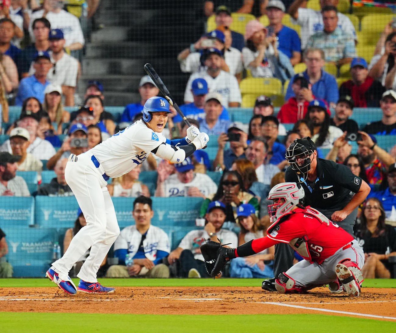 ドジャース対レッズ　3回裏ドジャース無死一塁、足もと付近のボールを避ける大谷（撮影・垰建太）
