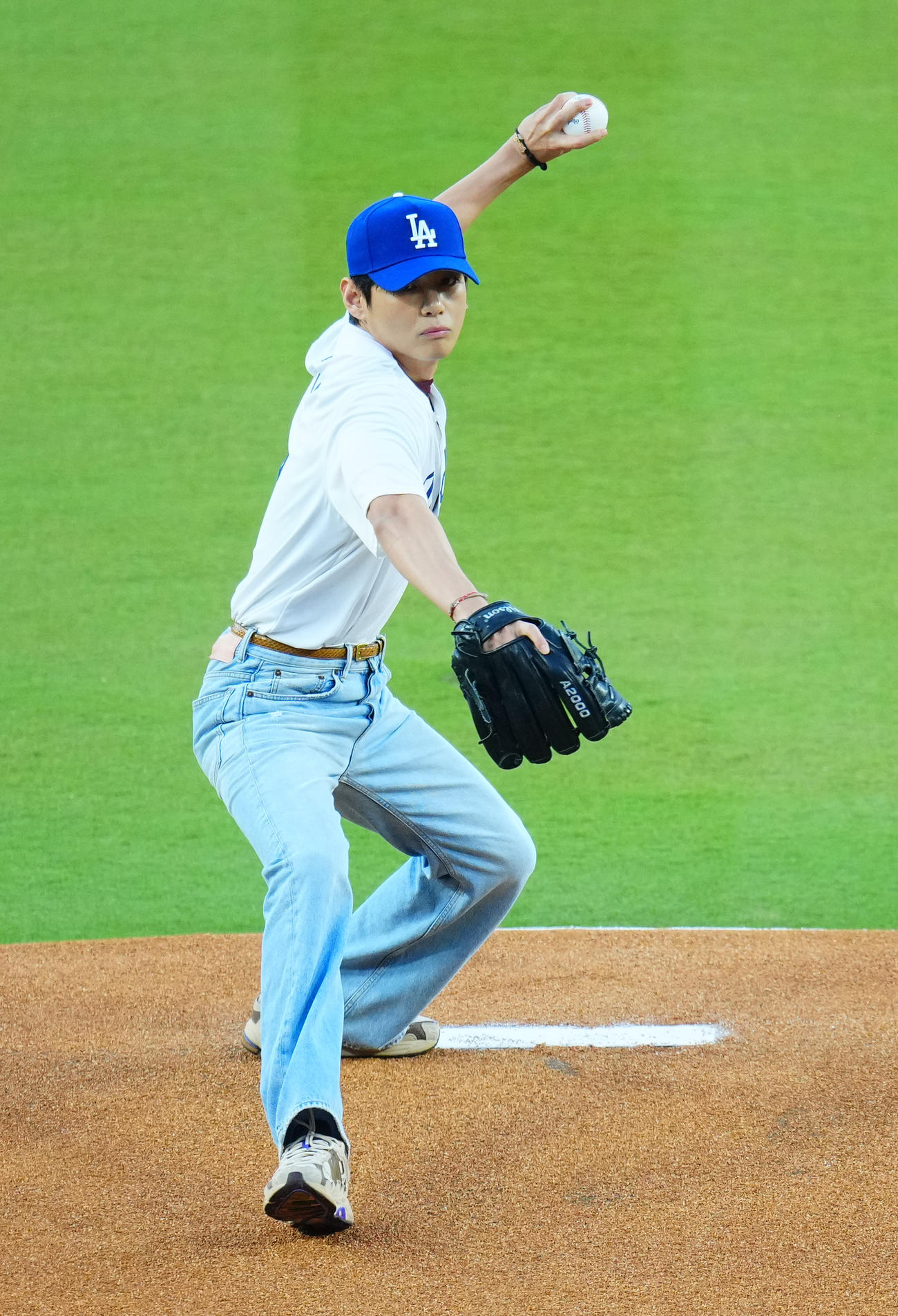 ドジャース対レッズ　始球式を務めるBTSのV（撮影・垰建太）
