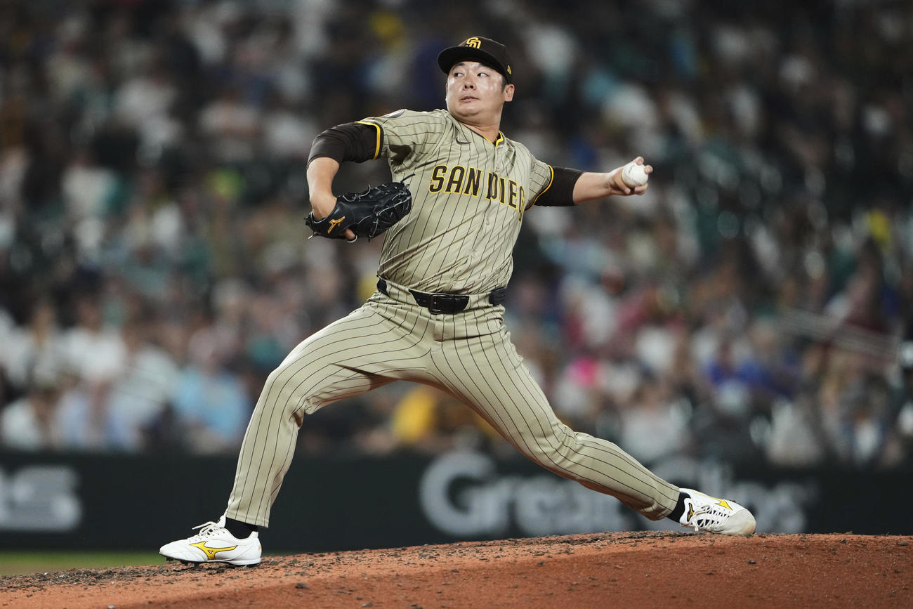 マリナーズ対パドレス　マリナーズ戦の7回から登板した松井（AP）