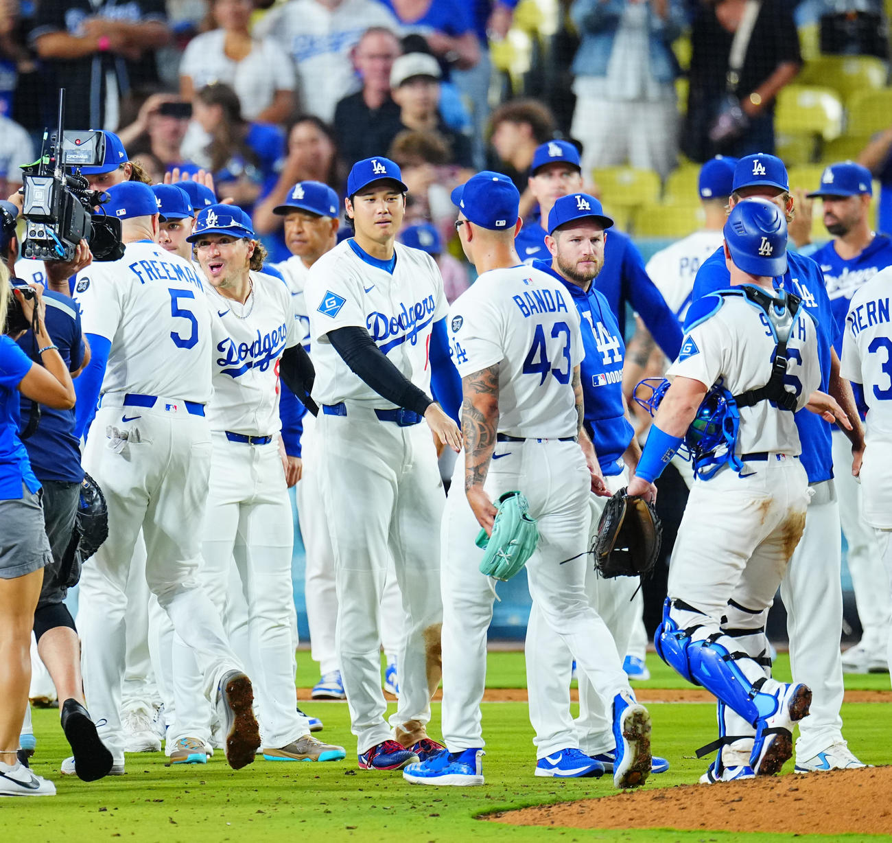 ドジャース対レッズ　レッズに勝利しタッチを交わすドジャース大谷（中央）ら（撮影・垰建太）