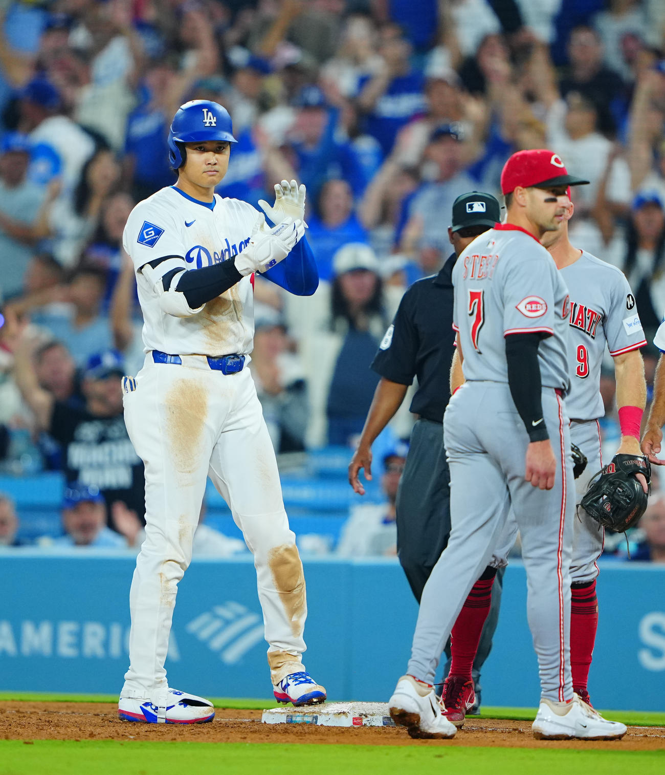 ドジャース対レッズ　6回裏ドジャース2死二塁、適時打を放ち手をたたく大谷（撮影・垰建太）