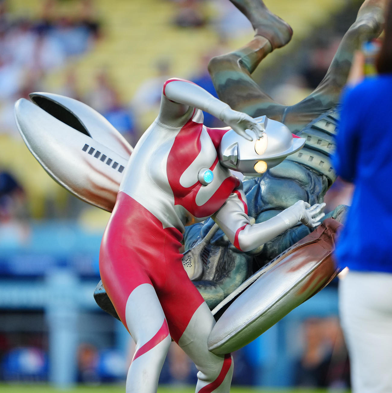 ドジャース対レッズ　ドジャースタジアムで暴れるバルタン星人を撃退するウルトラマン（撮影・垰建太）