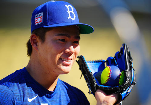 ドジャース対レッズ　試合前練習で笑顔を見せるドジャース山本（撮影・垰建太）