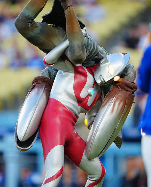 ドジャース対レッズ　ドジャースタジアムで暴れるバルタン星人を撃退するウルトラマン（撮影・垰建太）