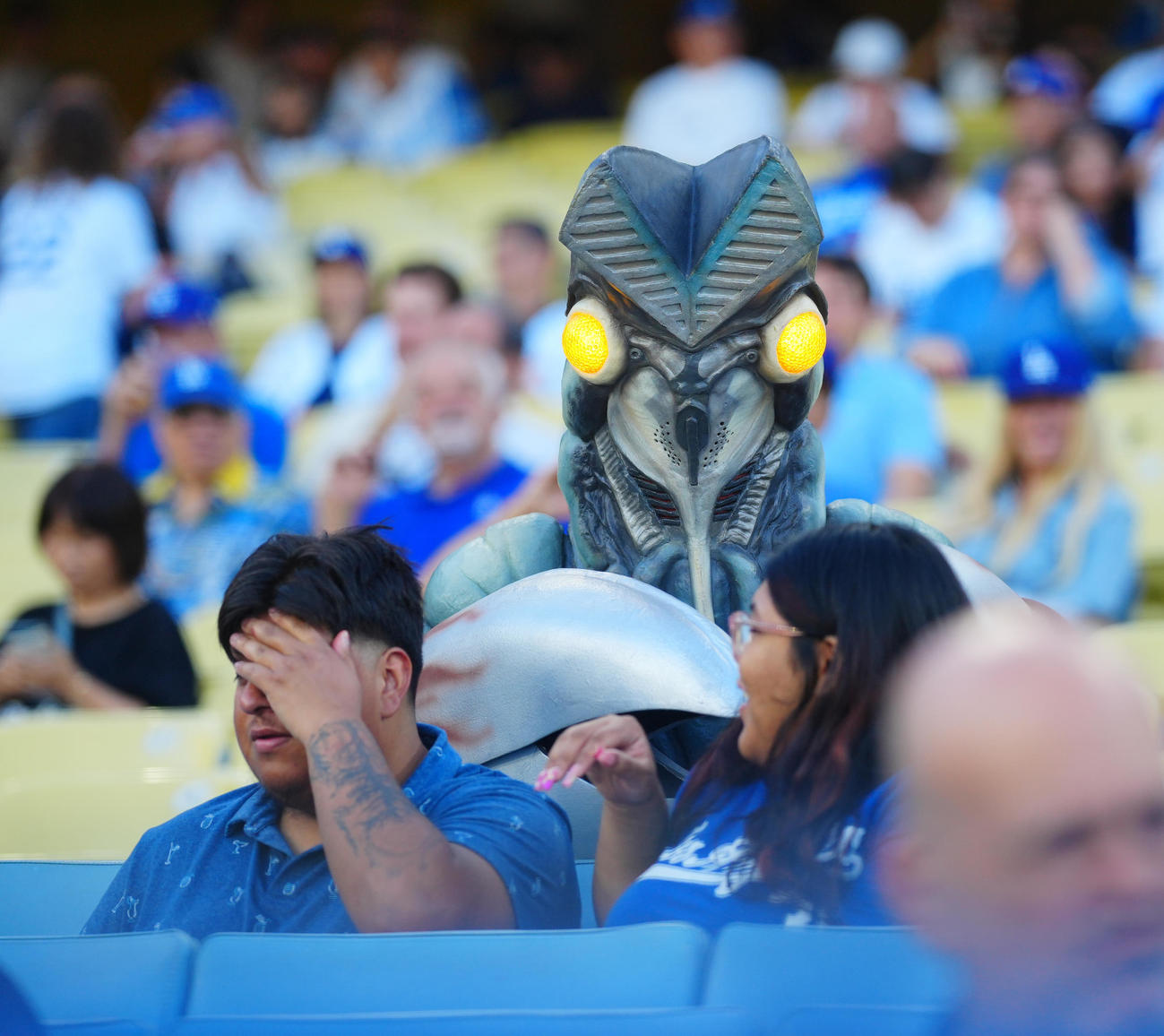 ドジャース対レッズ　試合前スタンドを練り歩くバルタン星人（撮影・垰建太）