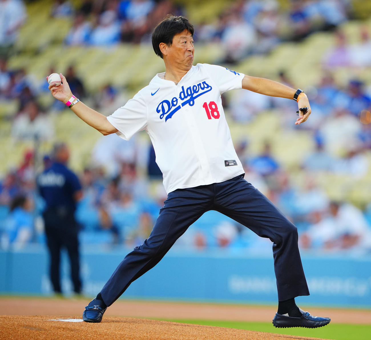 ドジャース対レッズ　始球式を行う円谷フィールズホールディングスの山本英俊社長（撮影・垰建太）