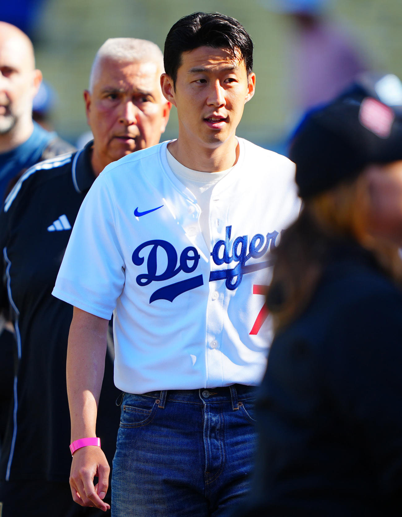 ドジャース対レッズ　試合前、ドジャースのユニホームを着てグラウンドに入るソン・フンミン（撮影・垰建太）