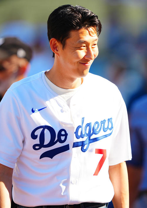 ドジャース対レッズ　試合前、ドジャースのユニホームを着てグラウンドに入るソン・フンミン（撮影・垰建太）