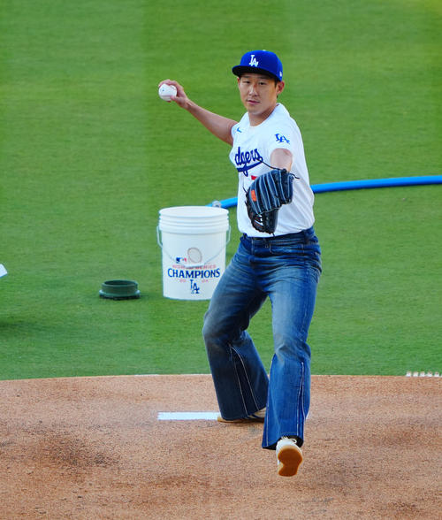 ドジャース対レッズ　始球式に臨むソン・フンミン（撮影・垰建太）