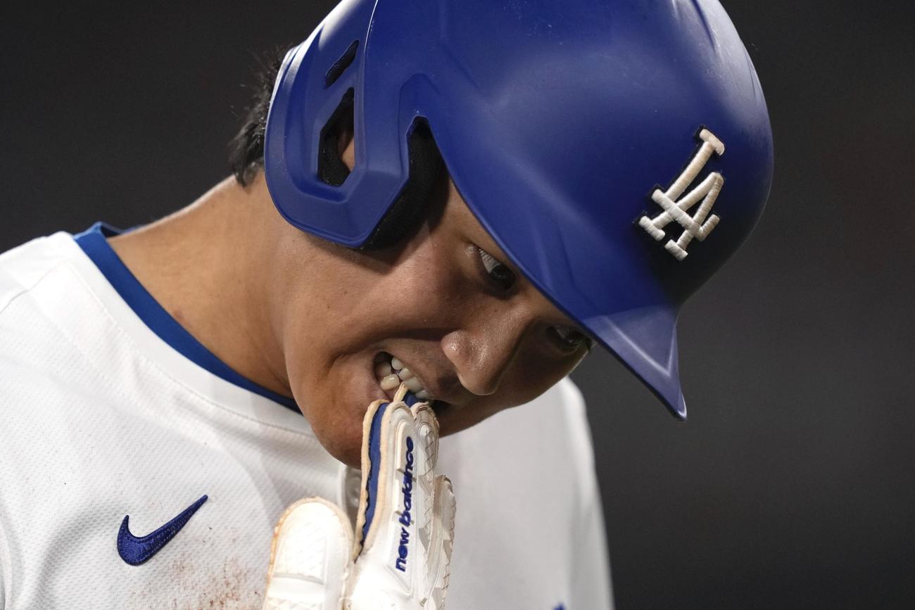 ドジャース大谷翔平はレッズ戦３回に二塁でアウトになると手袋をくわえながらベンチに戻る（AP)