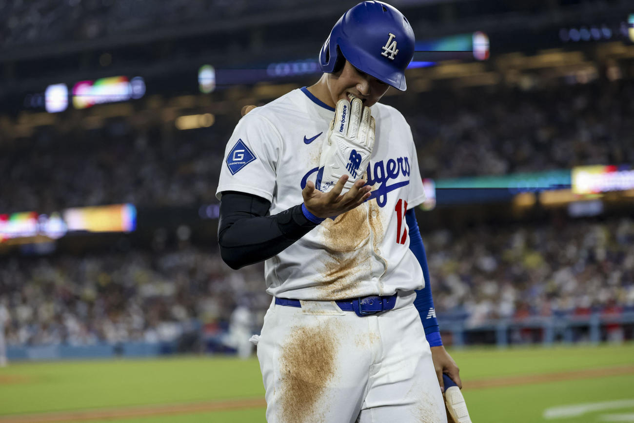 ドジャース大谷翔平はレッズ戦３回に二塁でアウトになると手袋をくわえながらベンチに戻る（AP)