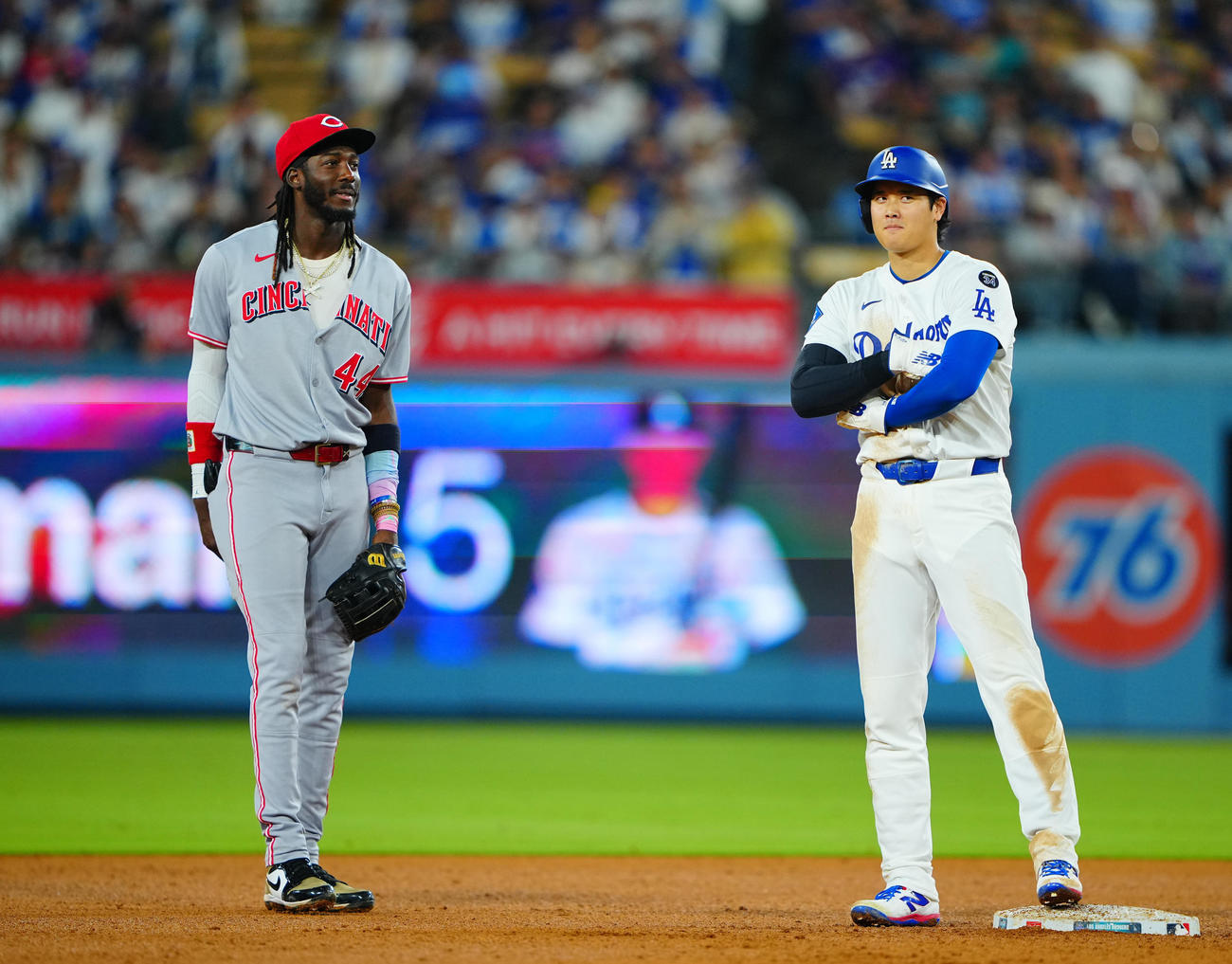 ドジャース対レッズ　6回裏ドジャース2死二塁、塁上で談笑する大谷（右）と遊撃手のデラクルス（撮影・垰建太）