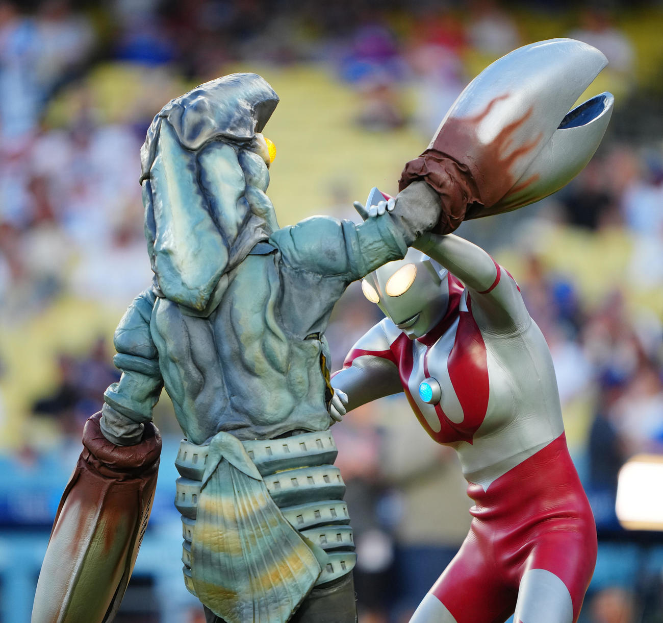 ドジャース対レッズ　ドジャースタジアムで暴れるバルタン星人（左）を撃退するウルトラマン（撮影・垰建太）