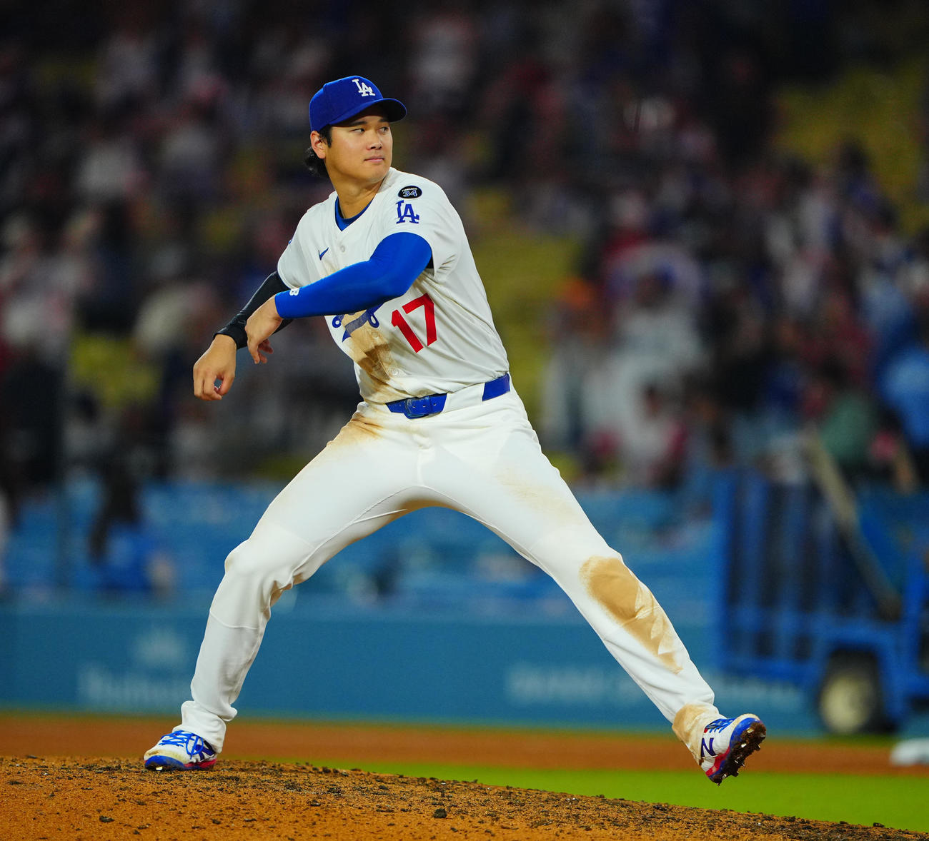 ドジャース対レッズ　レッズに勝利しナインとのタッチ後、マウンドを確認するドジャース大谷（撮影・垰建太）