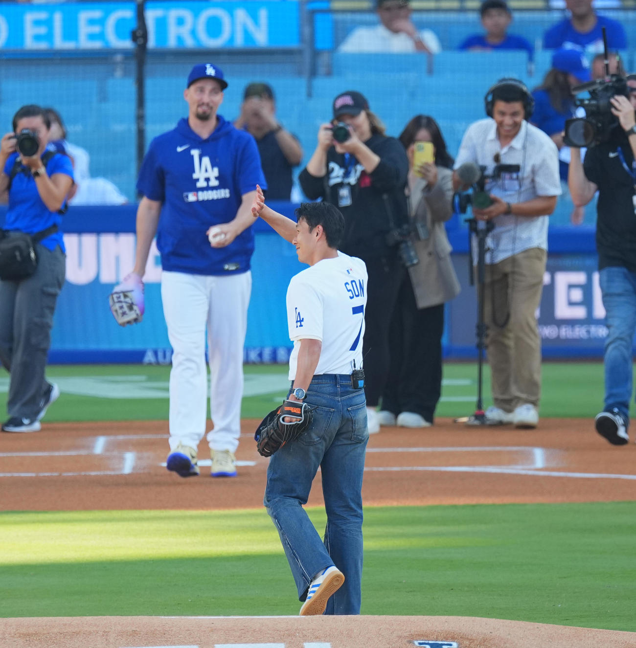 ドジャース対レッズ　始球式を務める孫興民（撮影・菅敏）
