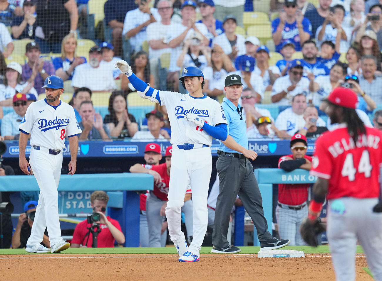 ドジャース対レッズ　4回裏ドジャース無死、右前打を放ち、ポーズをとる大谷（撮影・菅敏）