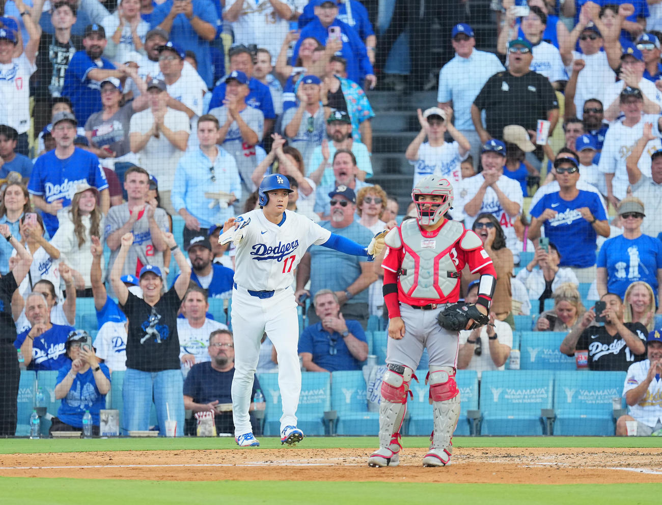 ドジャース対レッズ　4回裏ドジャース1死満塁、K・ヘルナンデスの2点適時打で三塁から生還し、ナインを迎える大谷翔平（左）（撮影・菅敏）