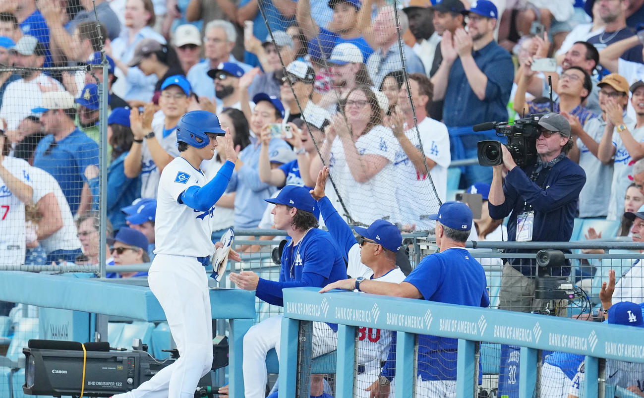 ドジャース対レッズ　4回裏ドジャース1死満塁、K・ヘルナンデスの2点適時打で三塁から生還し、ナインを迎える大谷（左）（撮影・菅敏）