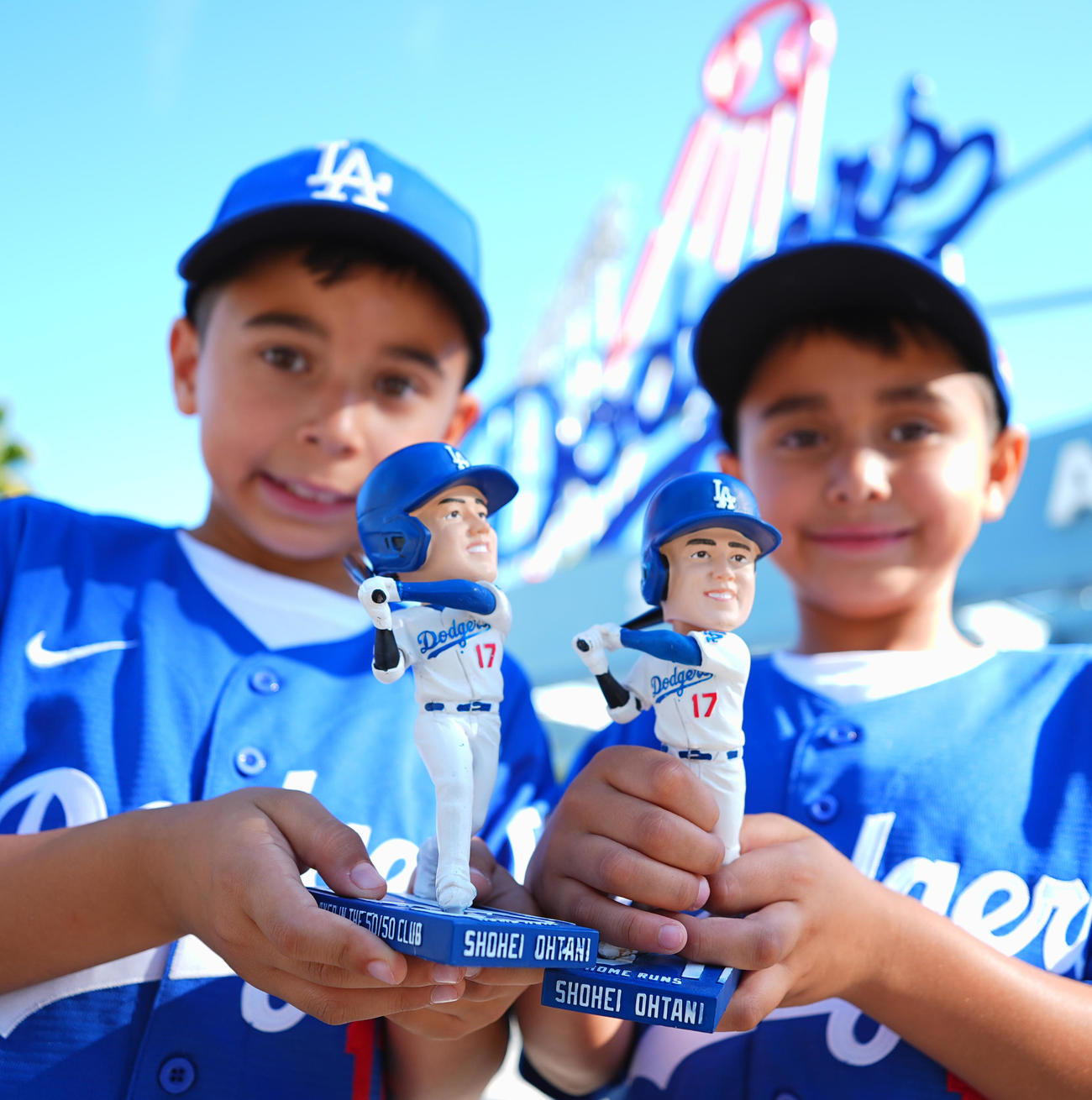 ドジャース対レッズ　試合前、球場で配布されたドジャース大谷のボブルヘッド人形を手に笑顔のファン（撮影・菅敏）