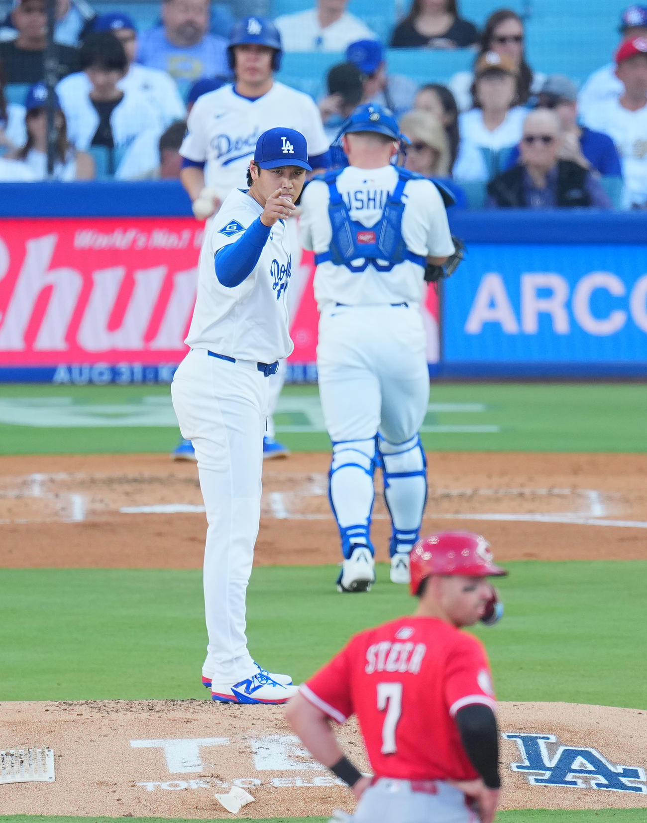 ドジャース対レッズ　2回表レッズ1死一塁、トレビノに四球を許し、ナインを指さす大谷（撮影・菅敏）