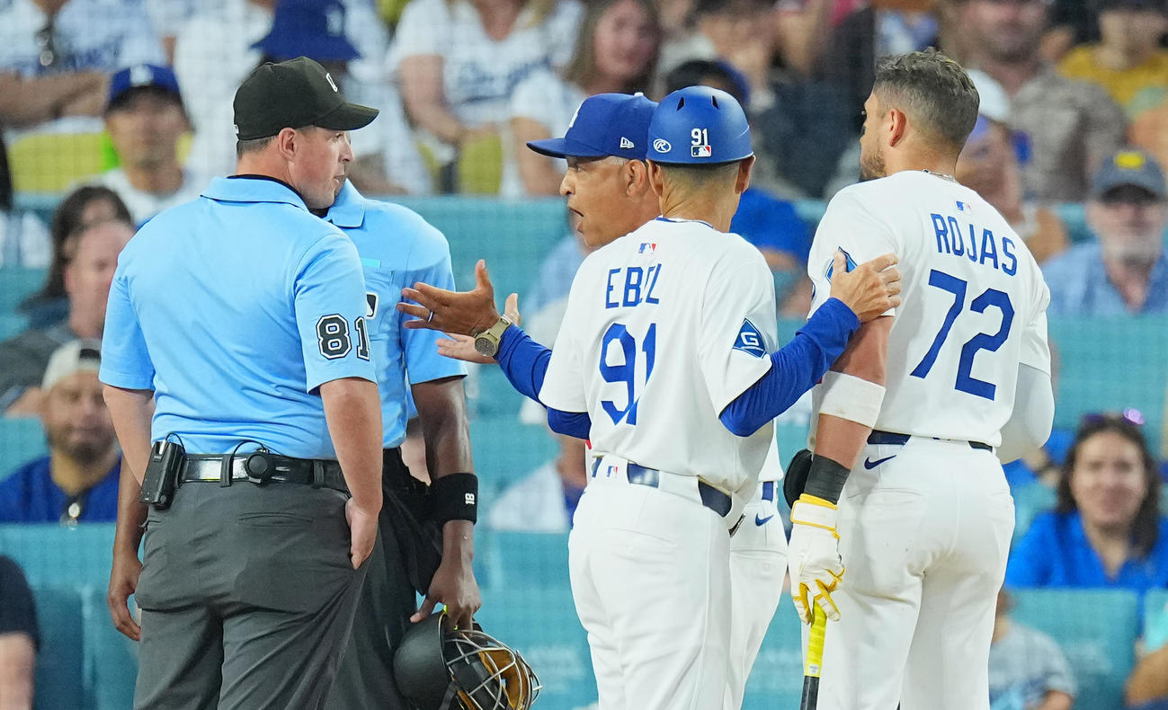 ドジャース対レッズ　6回裏ドジャース1死、ロハス（右端）の捕ゴロに抗議するロバーツ監督（中央）（撮影・菅敏）