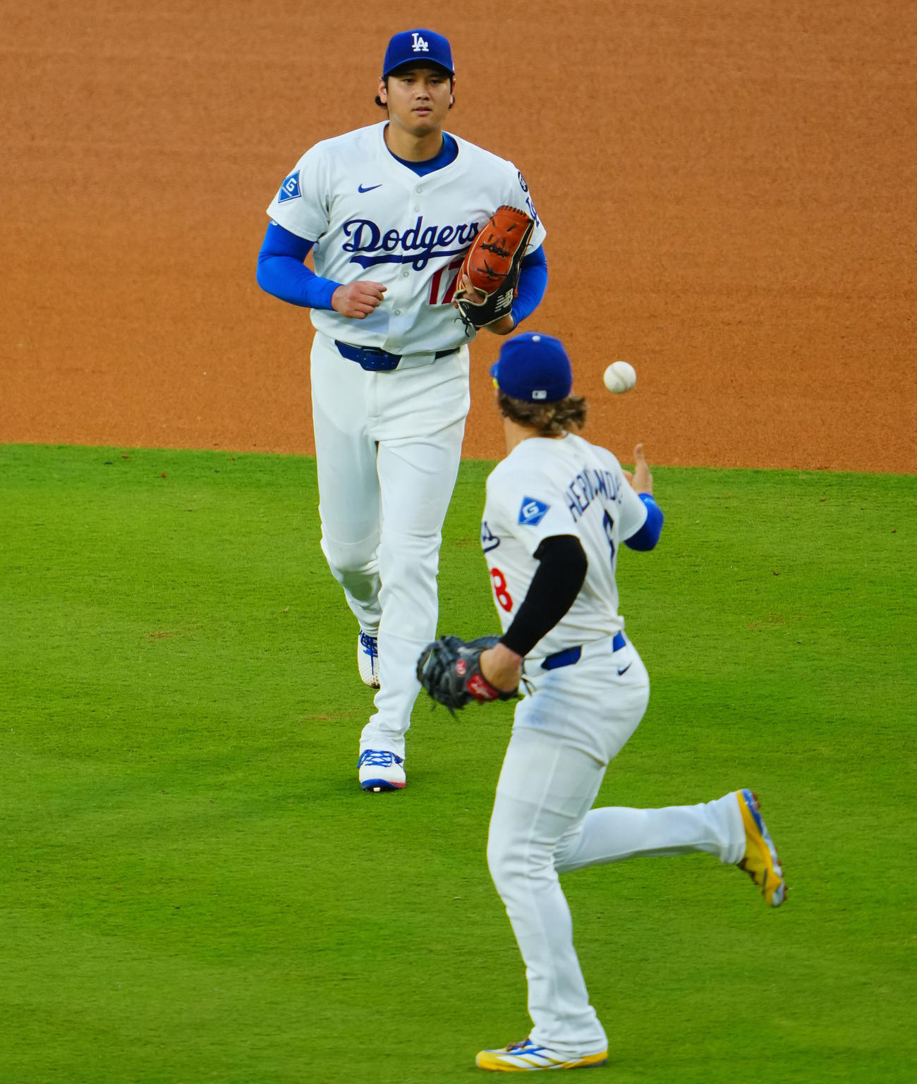 ドジャース対レッズ　5回表レッズ2死、フリードルを一ゴロで無失点の大谷はK・ヘルナンデスからボールをもらう（撮影・垰建太）