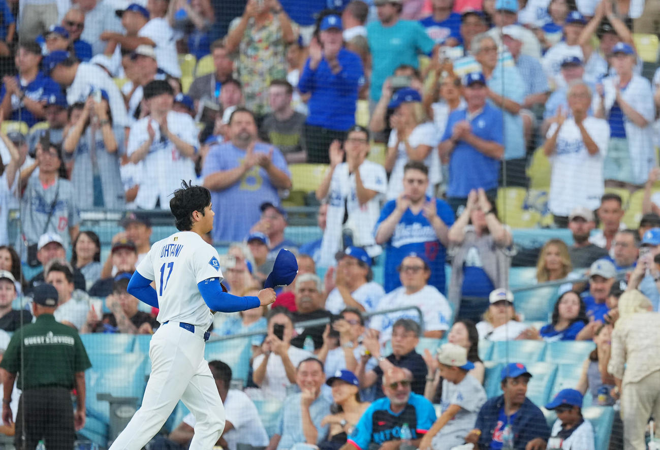 ドジャース対レッズ　5回の投球を終え、ファンから拍手を受けながらベンチに戻る大谷（撮影・菅敏）