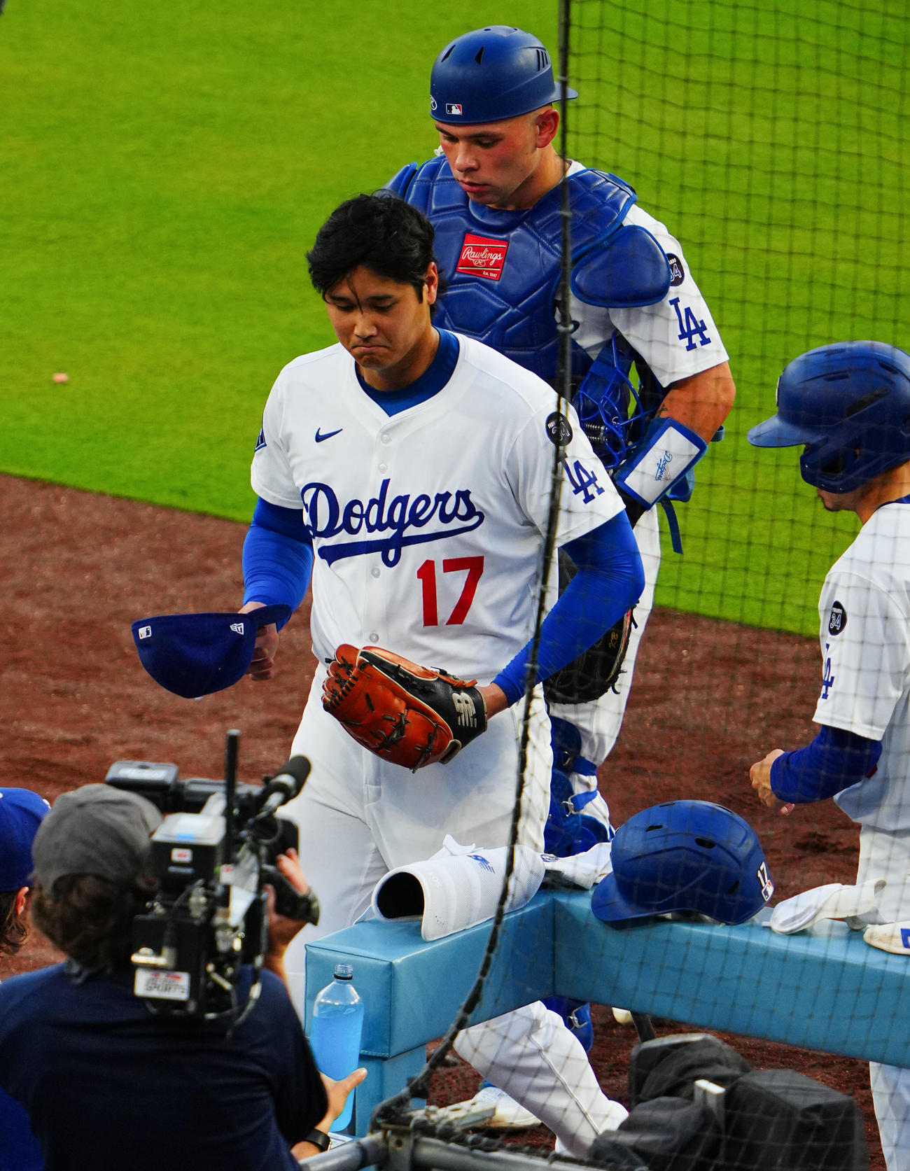 ドジャース対レッズ　5回表レッズ2死、フリードルを一ゴロで無失点の大谷はすぐさま打席の準備を行う（撮影・垰建太）