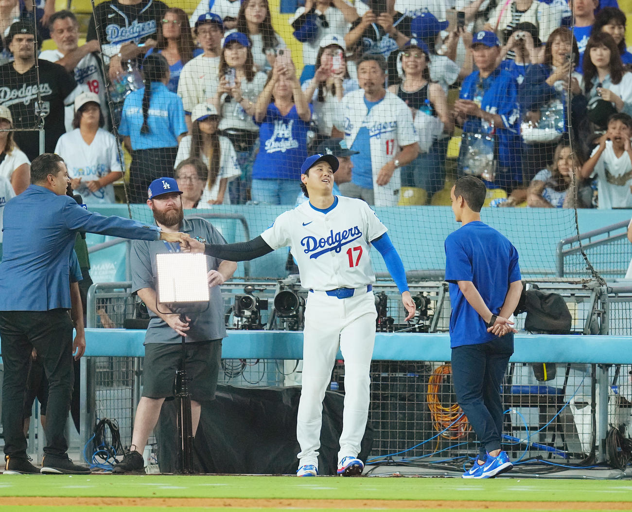 749日ぶりに白星を飾り、ヒーローインタビューで祝福されるドジャース大谷（中央）（撮影・菅敏）