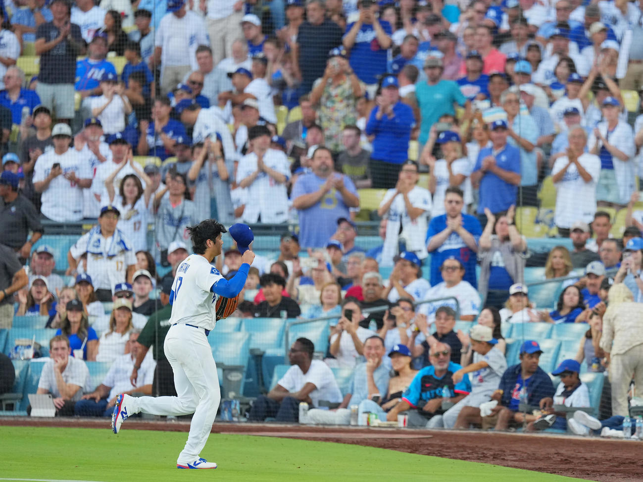 ドジャース対レッズ　5回の投球を終え、ファンから拍手を受けながらベンチに戻る大谷（撮影・菅敏）
