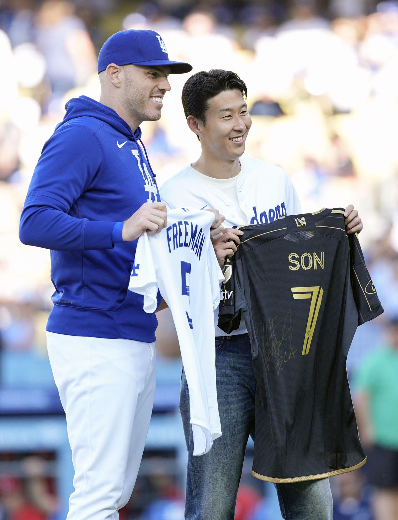 始球式の前にドジャースのフリーマン（左）と撮影に応じるサッカー韓国代表FWの孫興民（共同）