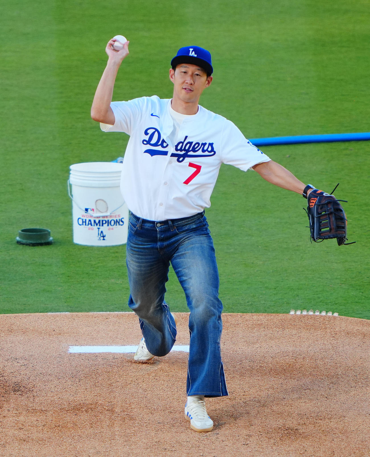 ドジャース対レッズ　始球式に臨むソン・フンミン（撮影・垰建太）