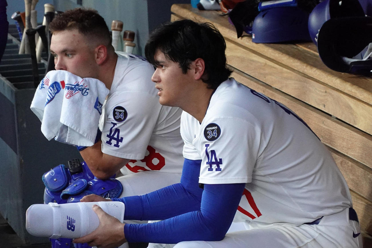ベンチで戦況を見守るドジャースの大谷翔平（右）とダルトン・ラッシングのバッテリー（Kirby Lee-Imagn Images）（ロイター）