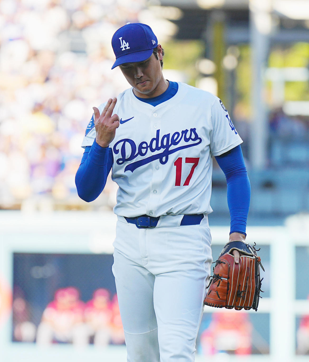 ドジャース対レッズ　2回表レッズ2死二、三塁、マクレーンを空振り三振に仕留め、ポーズをとる大谷（撮影・菅敏）