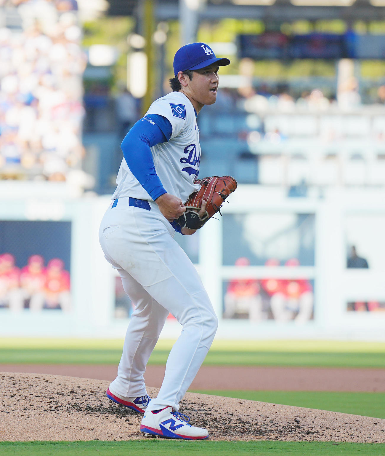 ドジャース対レッズ　2回表レッズ2死二、三塁、マクレーンを空振り三振に仕留め、声を上げる大谷（撮影・菅敏）