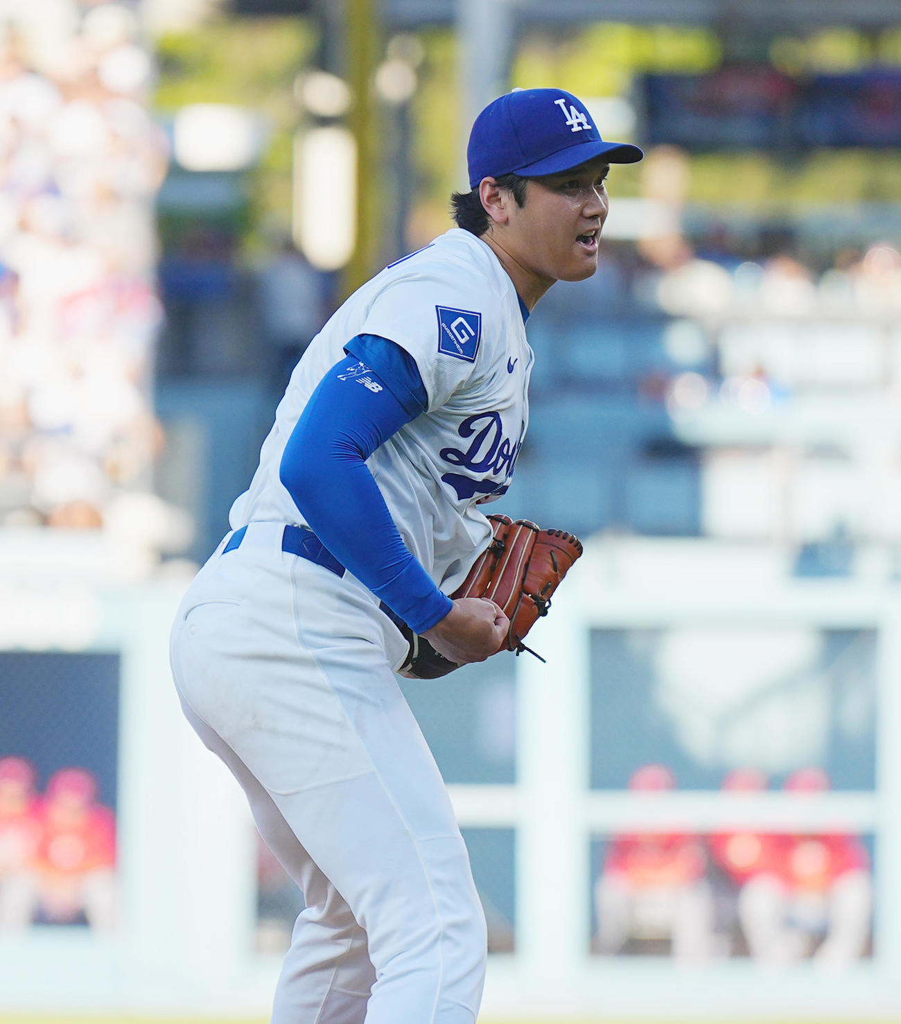 ドジャース対レッズ　2回表レッズ2死二、三塁、マクレーンを空振り三振に仕留め、声を上げる大谷（撮影・菅敏）