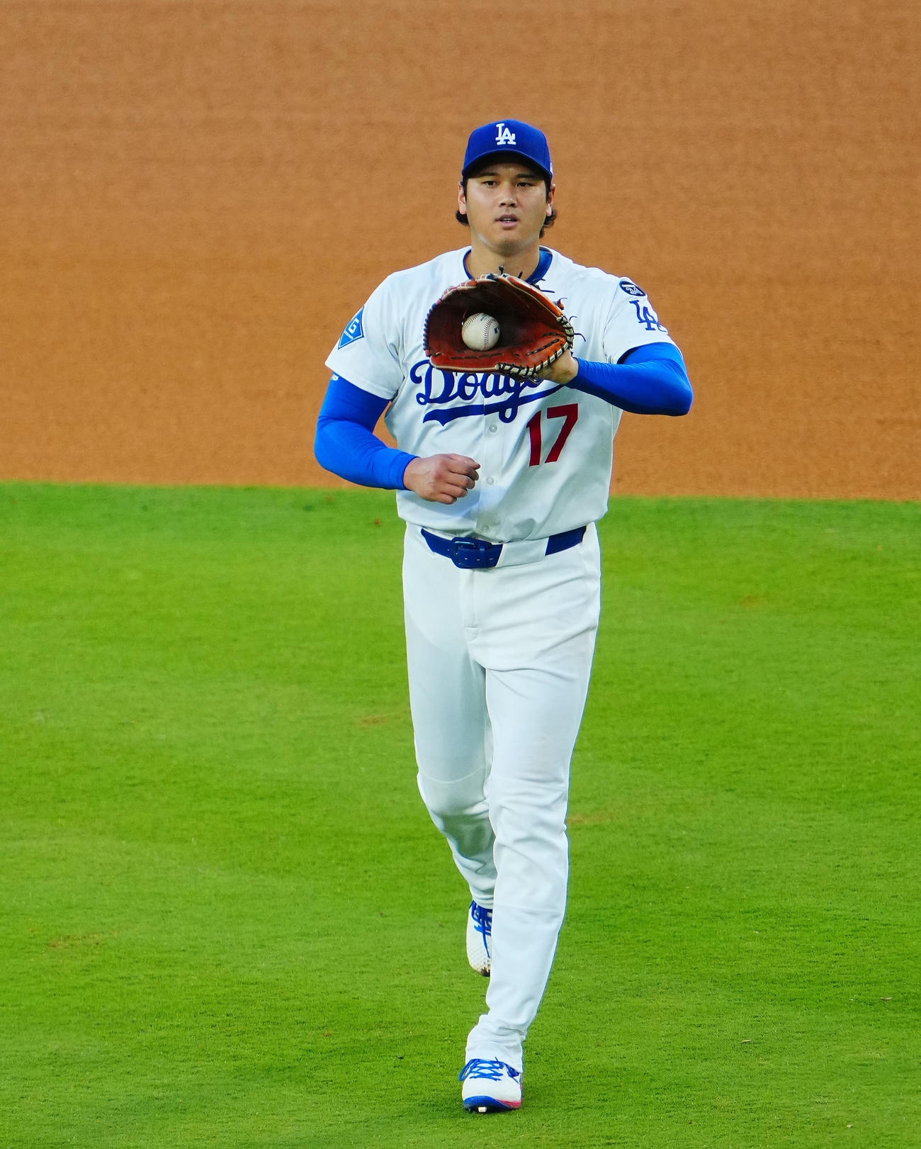 ドジャース対レッズ　5回表レッズ2死、フリードルを一ゴロで無失点の大谷はK・ヘルナンデス（手前）から勝利球をがっちりとグラブでつかむ（撮影・垰建太）