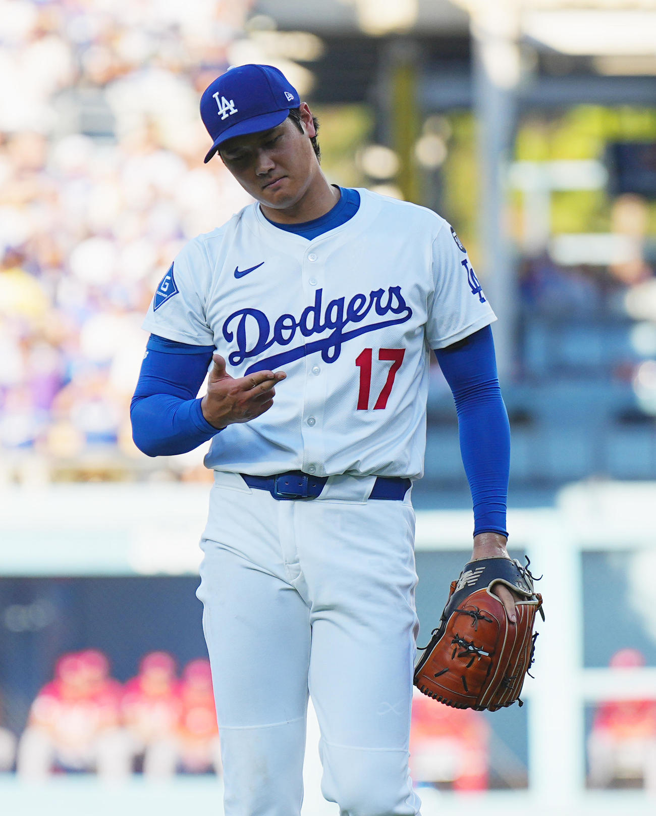 ドジャース対レッズ　2回表レッズ2死二、三塁、マクレーンを空振り三振に仕留め、ポーズをとる大谷（撮影・菅敏）
