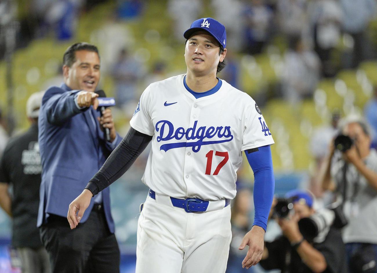 レッズ戦に先発登板して今季初勝利を挙げ、インタビューを受けたドジャース大谷（共同）