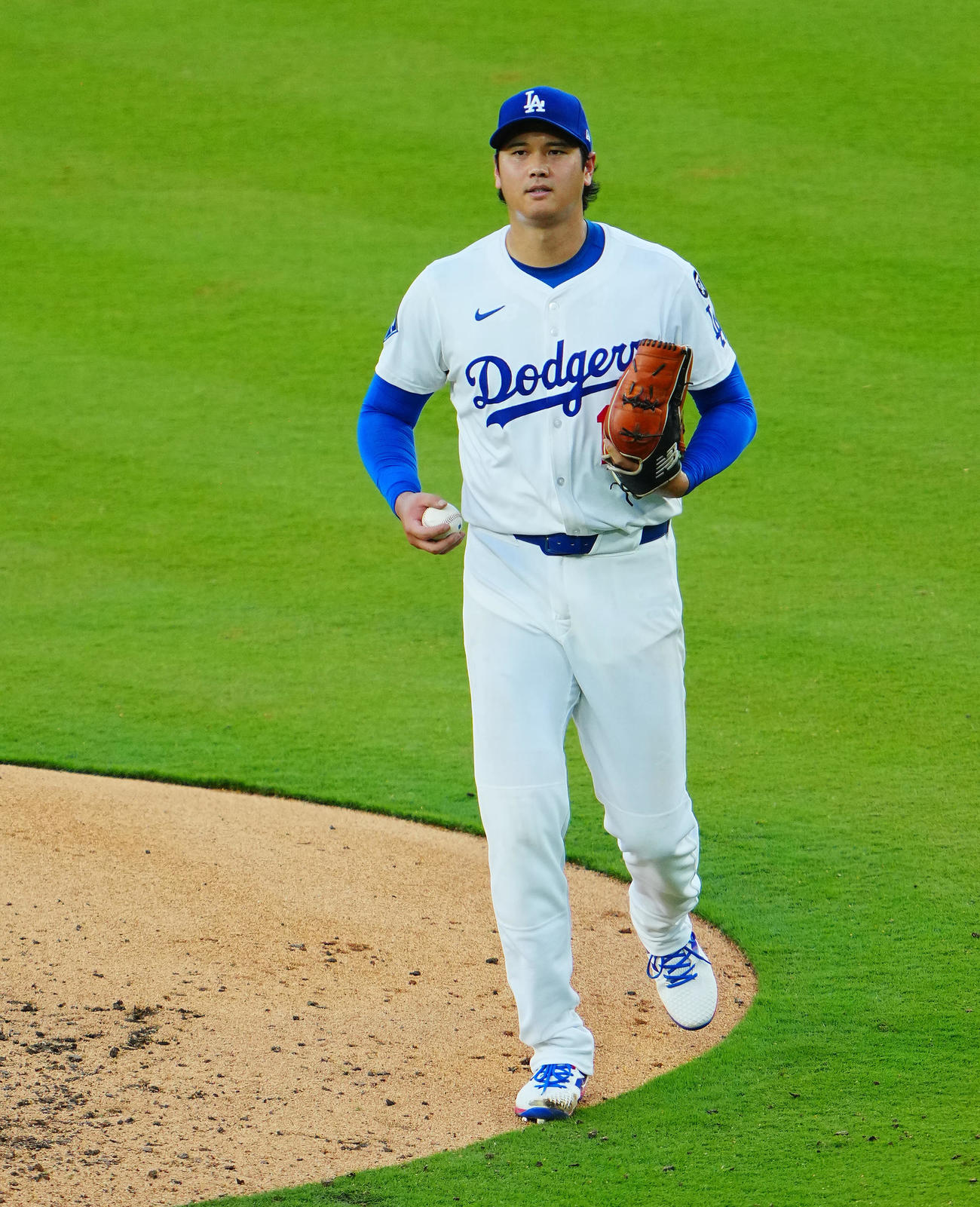 ドジャース対レッズ　5回表レッズ2死、フリードルを一ゴロで無失点の大谷は勝利球を手にベンチに引き揚げる（撮影・垰建太）
