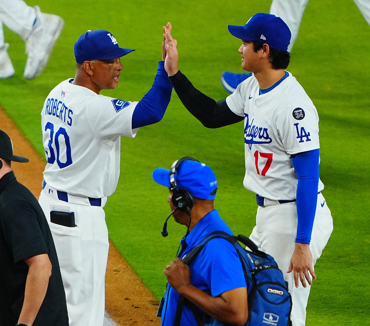 ドジャース対レッズ　レッズに勝利したドジャース大谷（右）はロバーツ監督とタッチを交わす（撮影・垰建太）