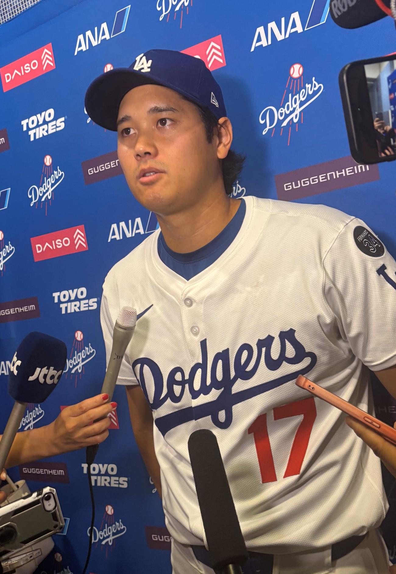 試合後に囲み取材に応じるドジャース大谷