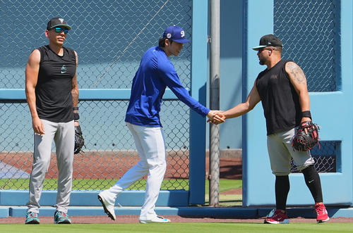 ドジャース対ダイヤモンドバックス　試合前、ダイヤモンドバックスの選手たちと交流するドジャース佐々木（中央）（撮影・菅敏）